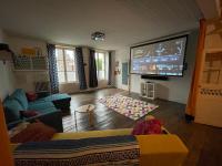 Telewizja i/lub zestaw kina domowego w obiekcie Maison spacieuse authentique proche St Malo Rennes, bienvenue à la Casa Cozumel