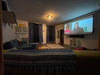 Telewizja i/lub zestaw kina domowego w obiekcie Maison spacieuse authentique proche St Malo Rennes, bienvenue à la Casa Cozumel