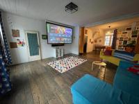 Telewizja i/lub zestaw kina domowego w obiekcie Maison spacieuse authentique proche St Malo Rennes, bienvenue à la Casa Cozumel