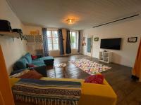 Telewizja i/lub zestaw kina domowego w obiekcie Maison spacieuse authentique proche St Malo Rennes, bienvenue à la Casa Cozumel
