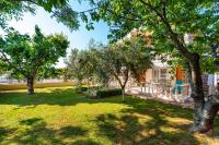 Vonkajšia záhrada v ubytovaní Apartments by the sea Privlaka, Zadar - 18652