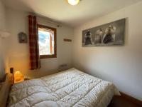 Łóżko lub łóżka w pokoju w obiekcie Appartement cosy avec piscine à 300m du lac de baignade, proche du village et des pistes - Praz-sur-Arly - FR-1-603-62