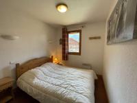 Łóżko lub łóżka w pokoju w obiekcie Appartement cosy avec piscine à 300m du lac de baignade, proche du village et des pistes - Praz-sur-Arly - FR-1-603-62
