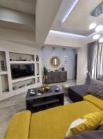 Televízia a/alebo spoločenská miestnosť v ubytovaní Rika’s Luxury seaside apartment