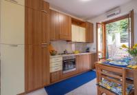 Kuchyňa alebo kuchynka v ubytovaní Happy Guest Apartments - Lake Panorama & Pool
