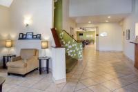 eine Lobby eines Krankenhauses mit einem Stuhl und einer Treppe in der Unterkunft Sleep Inn &amp; Suites Bakersfield North in Bakersfield