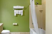 Ein Badezimmer in der Unterkunft Sleep Inn &amp; Suites Bakersfield North