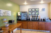 ein Café mit einer Theke und einer Kaffeemaschine in der Unterkunft Sleep Inn &amp; Suites Bakersfield North in Bakersfield