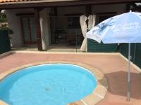 Basen w obiekcie GITE DES PHARES - Day Cruise en bateau privé, pêche en mer, et visite guidée des Chateaux du Médoc lub w pobliżu