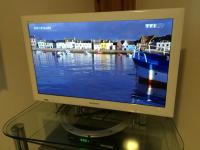 Telewizja i/lub zestaw kina domowego w obiekcie GITE DES PHARES - Day Cruise en bateau privé, pêche en mer, et visite guidée des Chateaux du Médoc