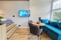Televízia a/alebo spoločenská miestnosť v ubytovaní Apartament "Powoli" z darmowym parkingiem