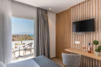Televízia a/alebo spoločenská miestnosť v ubytovaní Ammolofos Luxury Apartment & suites
