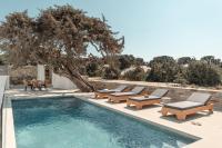 Bazén v ubytovaní Ammolofos Luxury Apartment & suites alebo v jeho blízkosti