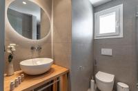 Kúpeľňa v ubytovaní Ammolofos Luxury Apartment & suites