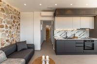 Kuchyňa alebo kuchynka v ubytovaní Ammolofos Luxury Apartment & suites