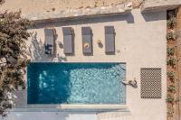 Bazén v ubytovaní Ammolofos Luxury Apartment & suites alebo v jeho blízkosti