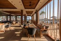 Adams Beach Hotel & Spaにあるレストランまたは飲食店