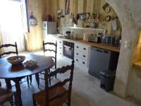 Kuchyňa alebo kuchynka v ubytovaní MAISON ATYPIQUE AVEC JARDIN AU PIED DU CLOS LUCE