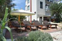 Vonkajšia záhrada v ubytovaní Apartments by the sea Tkon, Pasman - 686
