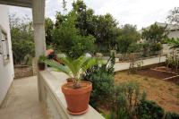 Vonkajšia záhrada v ubytovaní Apartments by the sea Tkon, Pasman - 686