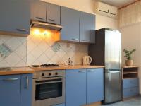 Kuchnia lub aneks kuchenny w obiekcie Apartments with parking spaces Silo, Krk - 18758