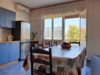 Kuchnia lub aneks kuchenny w obiekcie Apartments with parking spaces Silo, Krk - 18758