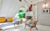 ein Wohnzimmer mit einem Sofa und einem Stuhl in der Unterkunft Studio Chatelet Lescot in Paris