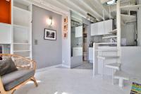 ein Wohnzimmer mit Sofa und Regalen in der Unterkunft Studio Chatelet Lescot in Paris