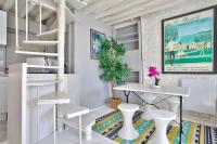 Zimmer mit einem Schreibtisch und einem Tisch mit Stühlen in der Unterkunft Studio Chatelet Lescot in Paris