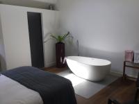 Postel nebo postele na pokoji v ubytování B&B en Boshuis Darthuizerpoort