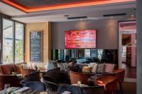 TV a/nebo společenská místnost v ubytování Qube Hotel Bergheim