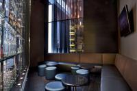 Una fila de taburetes en un restaurante con una ventana. en Hyatt Regency New Orleans, en Nueva Orleans