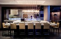 Un comedor con una mesa grande y sillas. en Hyatt Regency New Orleans, en Nueva Orleans