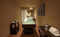 a room with a barbershop with a green counter at PortoBay Serra Golf in Santo António da Serra