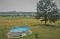 Bazén v ubytovaní HAUS SONBERG mit Garten, Pool, Fasssauna, semi detached house with garden alebo v jeho blízkosti