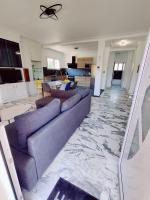 Telewizja i/lub zestaw kina domowego w obiekcie La Villa Castel - Haut de villa - parkings- 3 chambres - 8 couchages - jardin - barbecue