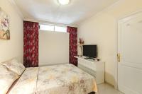 Łóżko lub łóżka w pokoju w obiekcie AirCon Lovely 2 bedroom apartment close to Ocean