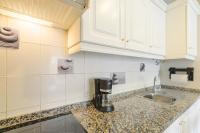 Kuchnia lub aneks kuchenny w obiekcie AirCon Lovely 2 bedroom apartment close to Ocean