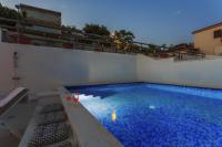 Bazén v ubytovaní Seaside apartments with a swimming pool Rastici, Ciovo - 1084 alebo v jeho blízkosti