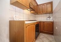 Kuchyňa alebo kuchynka v ubytovaní Apartments by the sea Rogoznica - 1087