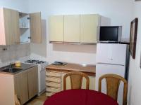 Kuchyňa alebo kuchynka v ubytovaní Apartments by the sea Zubovici, Pag - 4125
