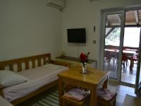 Łóżko lub łóżka w pokoju w obiekcie Apartments by the sea Stara Novalja, Pag - 4106