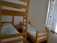 Łóżko lub łóżka w pokoju w obiekcie Apartments by the sea Stara Novalja, Pag - 4106