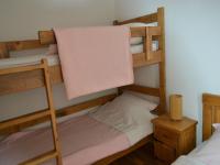 Łóżko lub łóżka w pokoju w obiekcie Apartments by the sea Stara Novalja, Pag - 4106