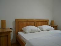 Łóżko lub łóżka w pokoju w obiekcie Apartments by the sea Stara Novalja, Pag - 4106