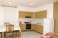 Kuchyňa alebo kuchynka v ubytovaní Apartments by the sea Seget Donji, Trogir - 2041