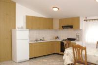 Kuchyňa alebo kuchynka v ubytovaní Apartments by the sea Seget Donji, Trogir - 2041