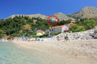 un groupe de personnes sur une plage avec un objet rouge dans l&#39;établissement Apartments by the sea Plat, Dubrovnik - 2136, à Mlini