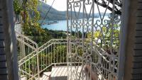 - un balcon avec vue sur le lac dans l&#39;établissement Apartments by the sea Plat, Dubrovnik - 2136, à Mlini