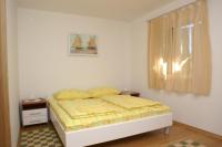 Posteľ alebo postele v izbe v ubytovaní Apartments by the sea Supetar, Brac - 4274